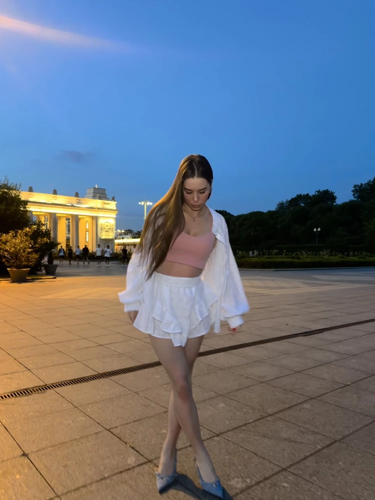 Костюм вообще восторг! Снимаю одну звезду, что далко в нем