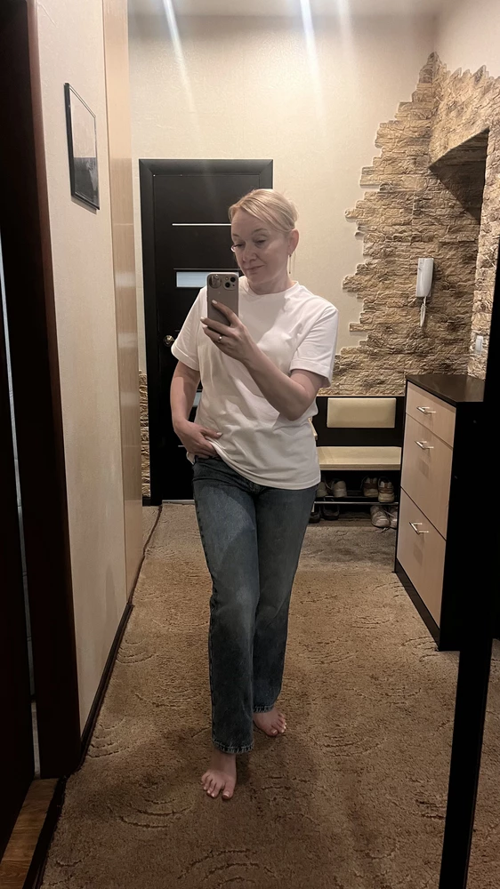 Быстрая доставка. Отличное качество, размер в размер. Давно искала футболку из натуральной ткани и наконец-то нашла. Мне понравилось, что можно сочетать и со спортивной и классической одеждой. Обязательно закажу еще другой цвет