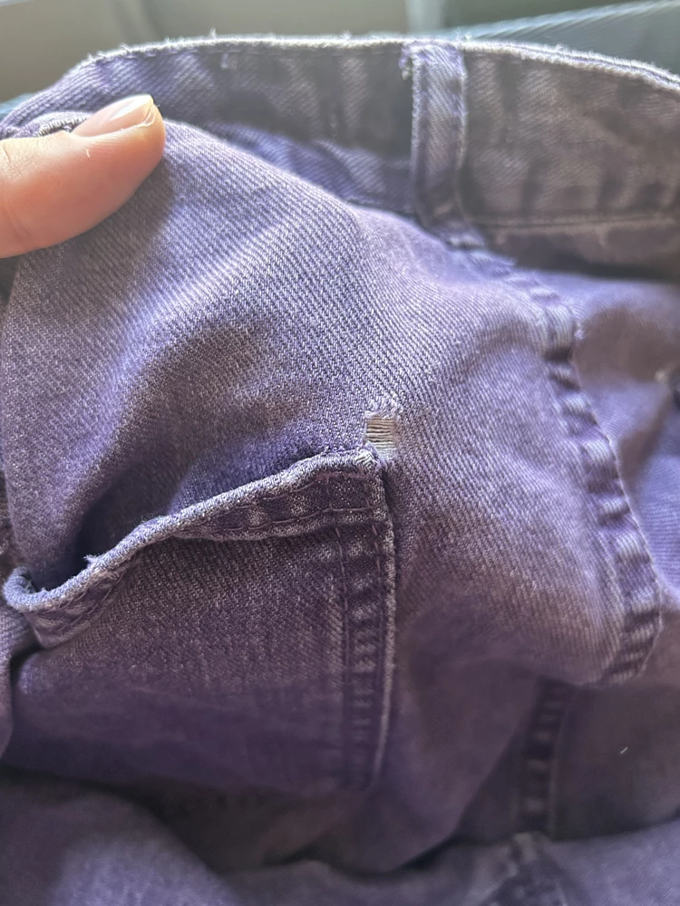 Меньше месяца ношу,стирала два раза и вот такая вот фигня с ними стала! Извините ,но это нормально ? Шорты почти за 4к ….