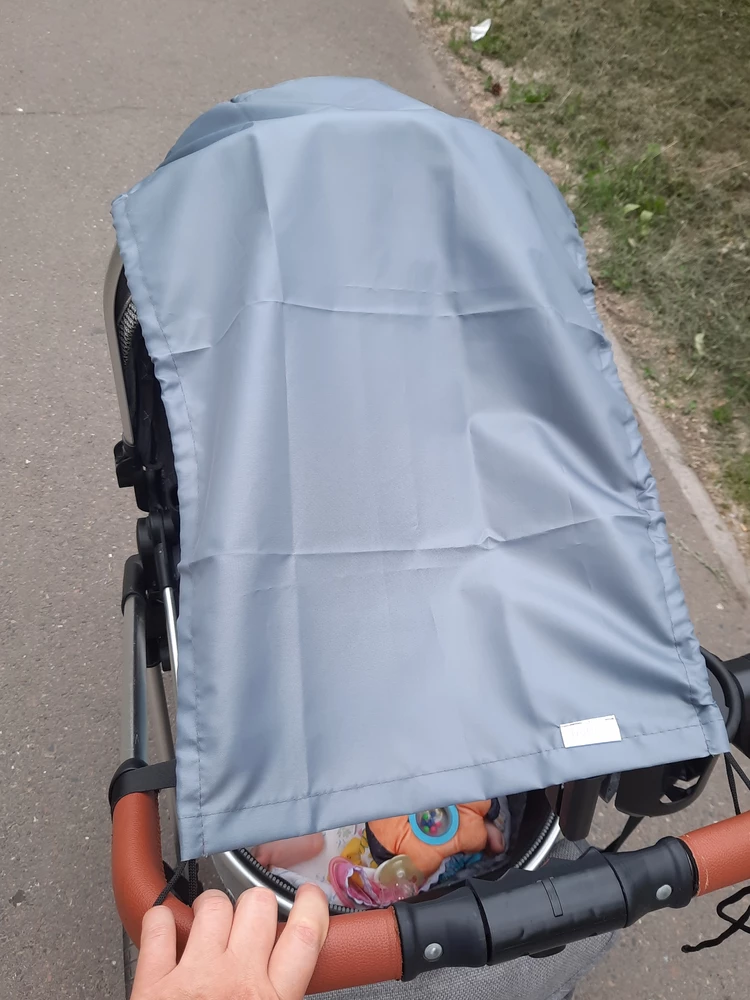 Очень понравился товар, просто крепится, удобно переместить на сторону где попадает солнышко, не перекрывает доступ воздуха к ребёнку, занимает мало места. Однозначно рекомендую к покупке. Доставка быстрая.