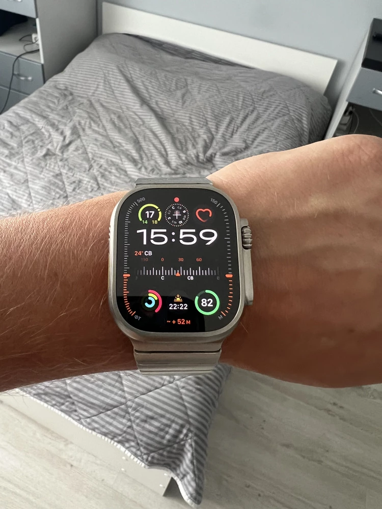 Уже брал такой черный ремень на apple watch 8. Терерь заказал на ultra. По цвету не идеально но пойдет. В предылущих отзывах есть фото будто крепление не залезает в часы. Всё залезает, надо просто под правильным углом.