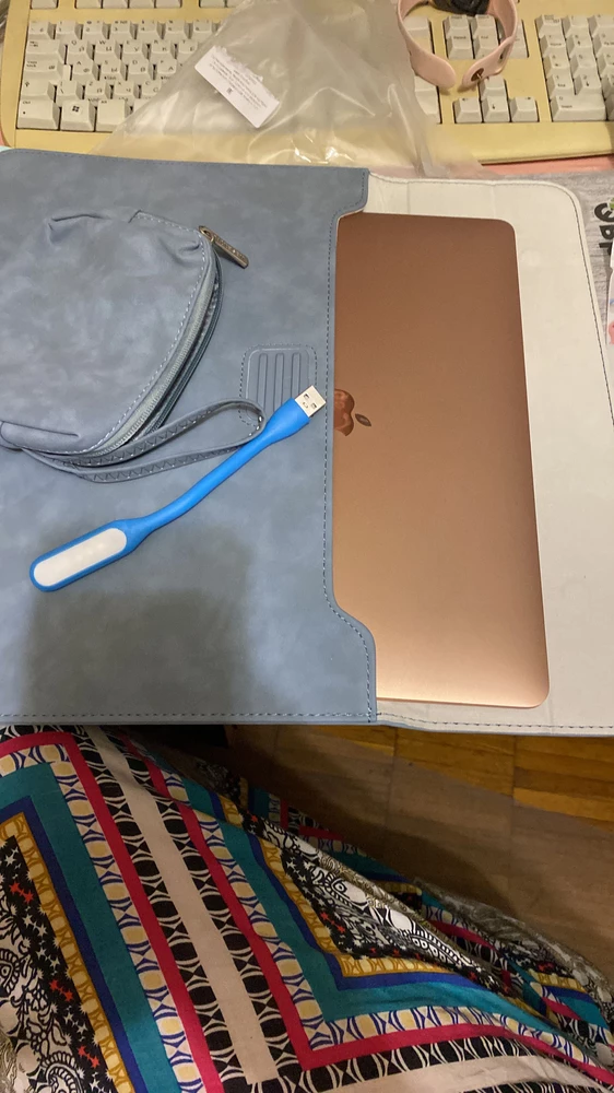 Чехол хороший. Нам понравилось, толтко для MacBook хотелось бы поменьше… но все прекрасно: пошив, подкладка, даже фонарик (только у меня на компе нет такого входа)))