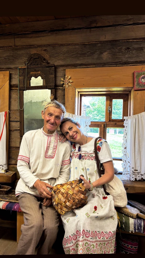 Вписалась в Суздальский колорит ) прияный , удобный , можно брать не только тематически , но и ходить ) хороший пошив . Размер свободный