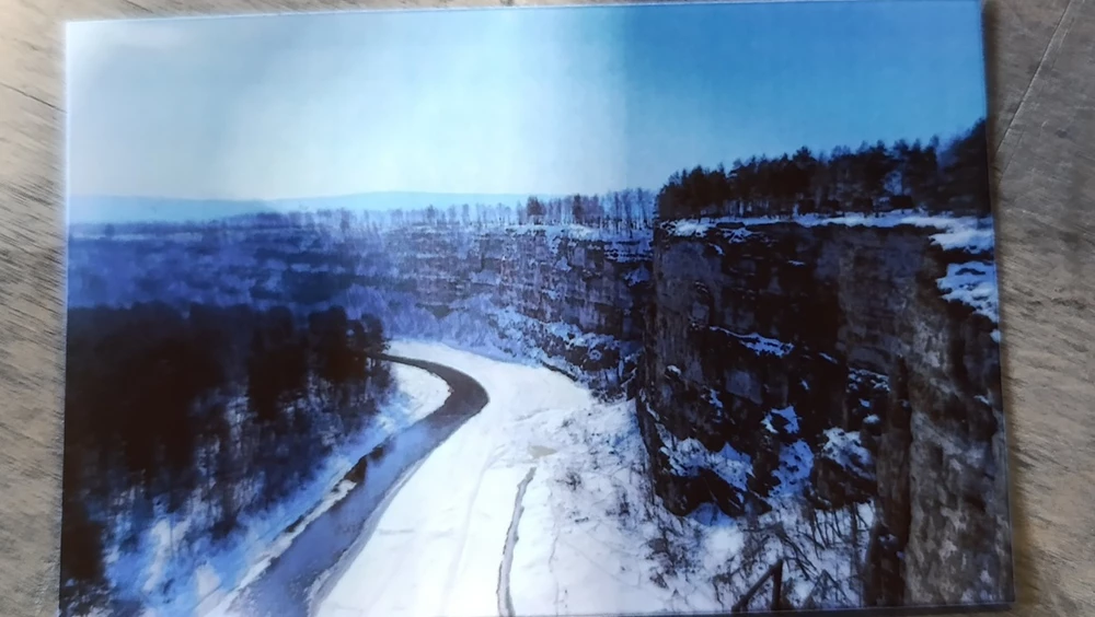 Фото печатается с полосками, тёмные, с большим уклоном в жёлтый, цвета не яркие, печать не четкая