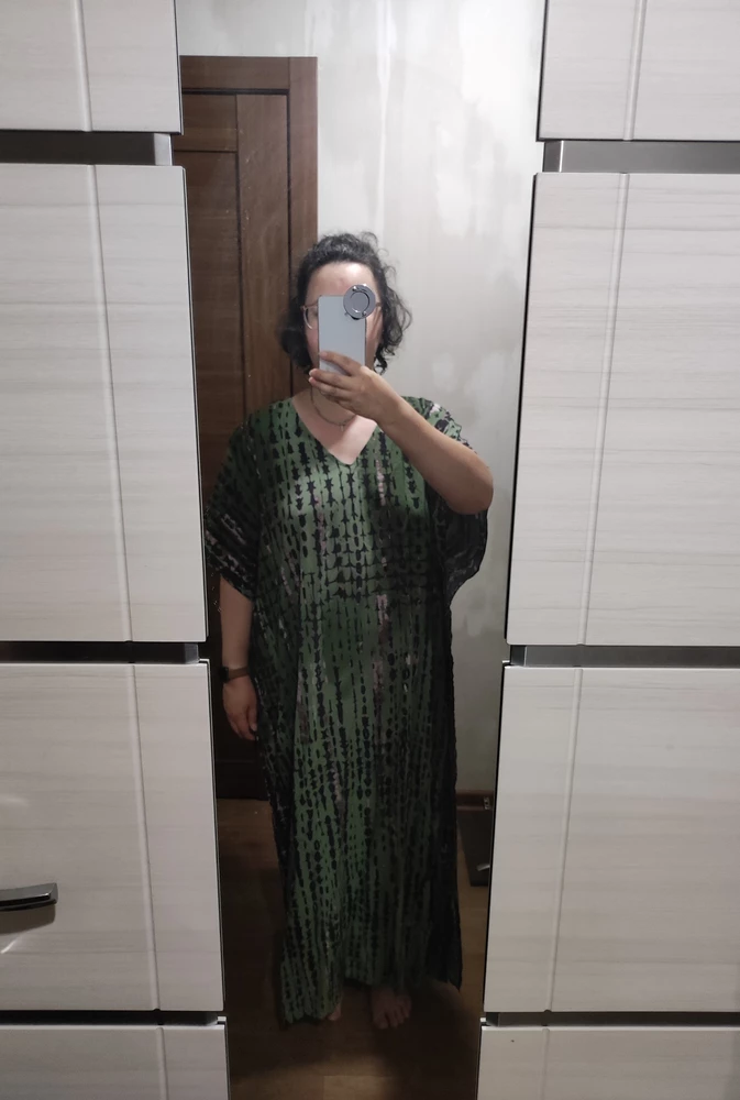 Отличное платье на пляж. Ткань плотная на свет, но невесомая на теле. На 52 размер село хорошо, очень свободно. Для роста 164 длинна до пола. Очень довольна. Рекомендую.