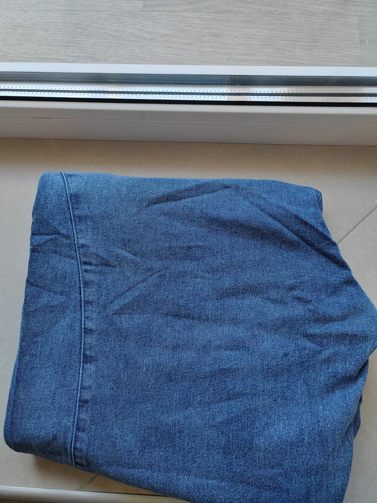 Джинсы за свою стоимость очень даже ничего. Купила подростку, который не любит джинсы. Поэтому за эту цену не жалко их убить и  что если носить не будет.  Тем не менее, джинсы ему понравились. Единственное мне не понравилась ткань внутренних карманов. Цвет как на видео.