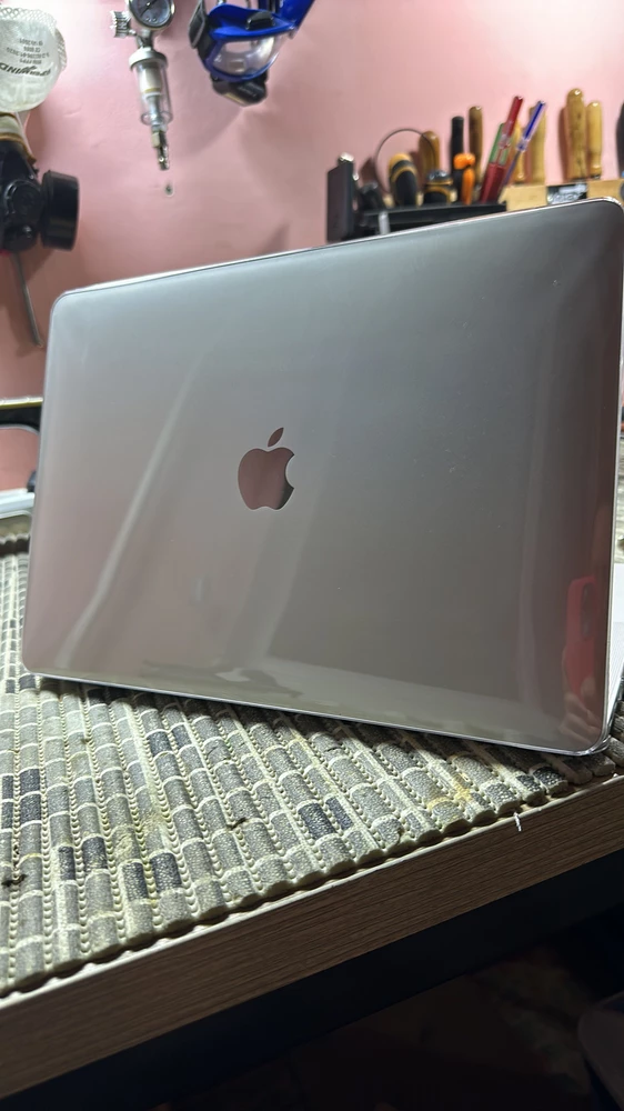 Отличный чехол за свои деньги. Сел как влитой Macbook Air 2020 (A2337). Упакован был отлично. Пришёл без царапин. Рекомендую.