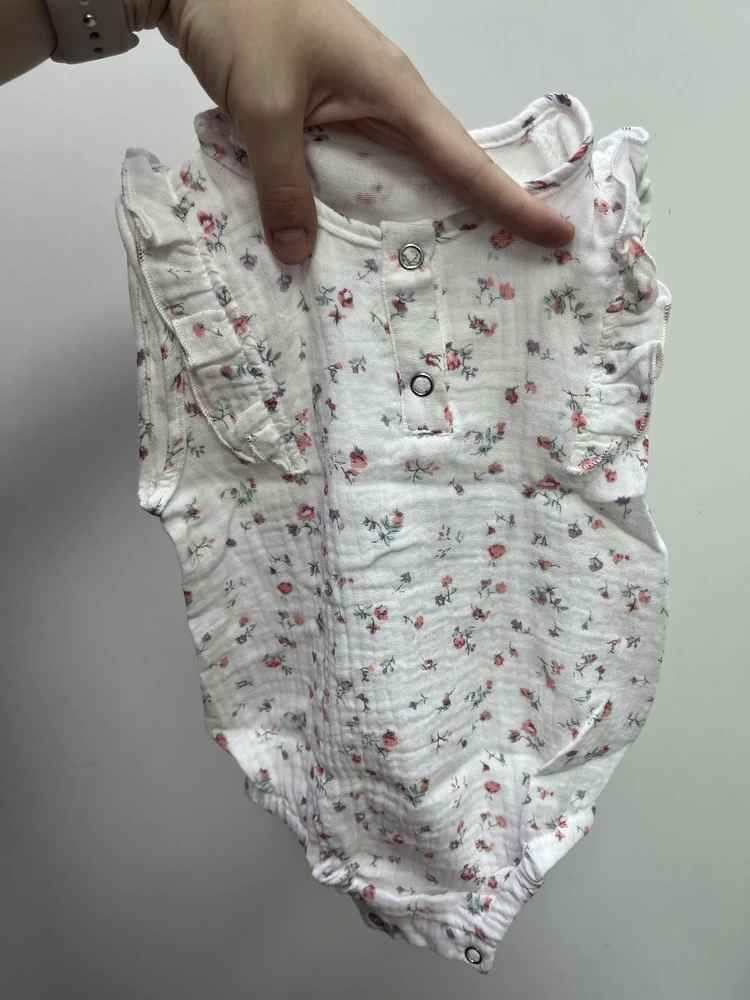 Замечательный боди, однако маломерит страшно, пришлось вернуть. Мы ростом 66см, размер 74 очень мал, больше похож на 62. А жаль. Ткань тоненькая, приятный принт, легкое и невесомое, но увы.