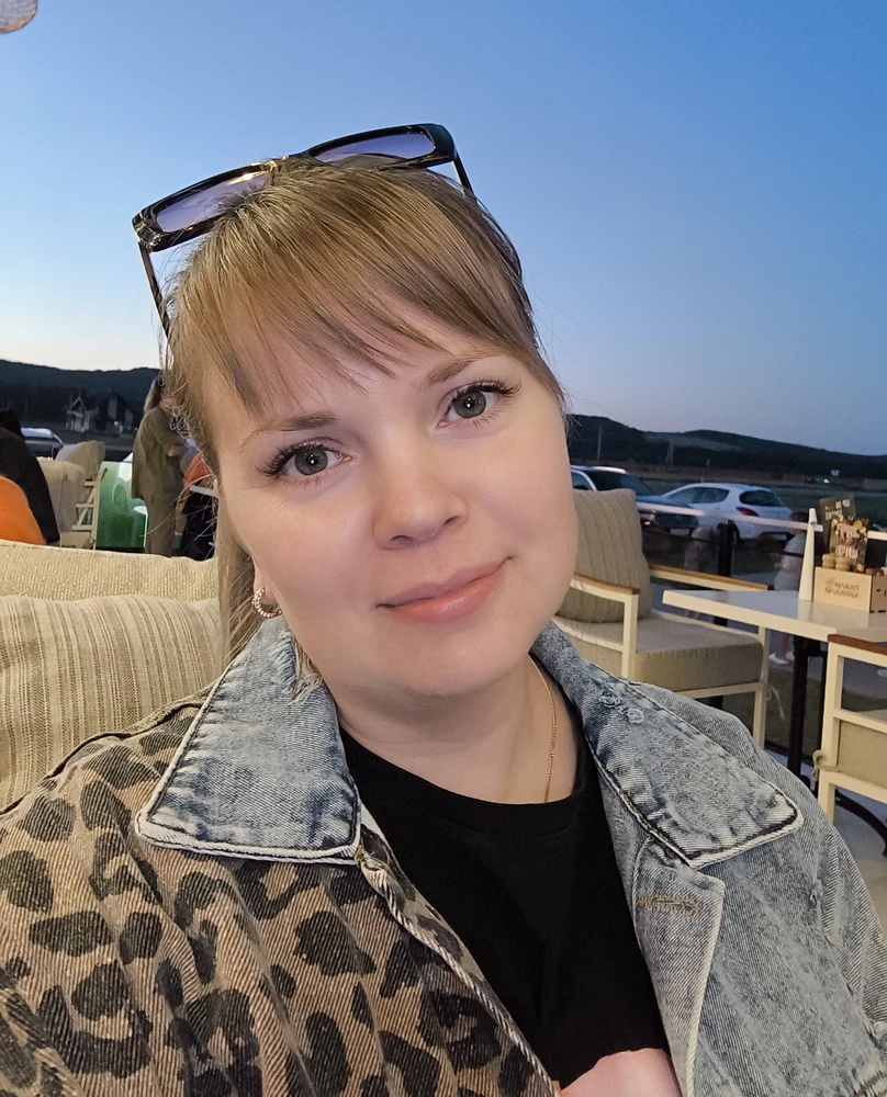 Классная курточка, на южные летние ночи самое то, джинса тонкая и мягкая, не стоИт колом. Немного бледнее вставки, чем на фото, но это не портит