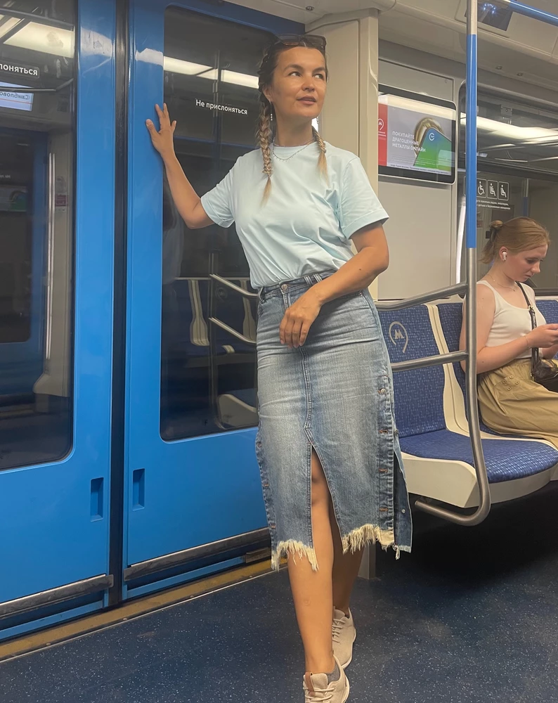 Футболку выбрала небесно- голубого цвета. Цвет совпадает с фото, даже лучше. Размер соответствует. Очень приятная ткань на ощупь.
Можно подобрать много образов. Состав натуральный.
Рекомендую 😉