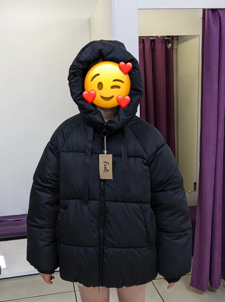 Видно, что куртку уже мерили несколько раз. Упакована была в обычный почтовый пакет. А так всё нормально. Размер подошёл. Решили оставить.