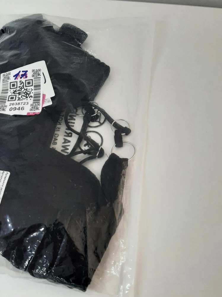 К сожалению, предыдущий покупатель примерял купальник неаккуратно. Лиф испачкан, возможно, дезодорантом. Поскольку гарантии, что белёсые пятна отстираются, нет - оформила возврат. Также на зип-пакете отсутствует "собачка". Само изделие пошито аккуратно, без пятен взяла бы. Поэтому оценку не снижаю.