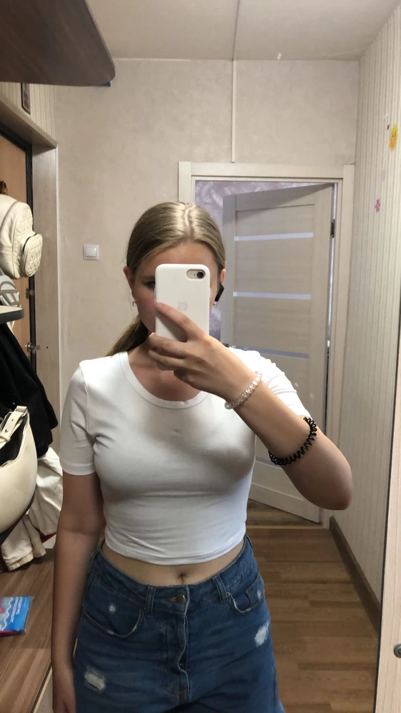 Футболка супер, не маломерит, ткань хорошая. Не просвечивает. Я довольна