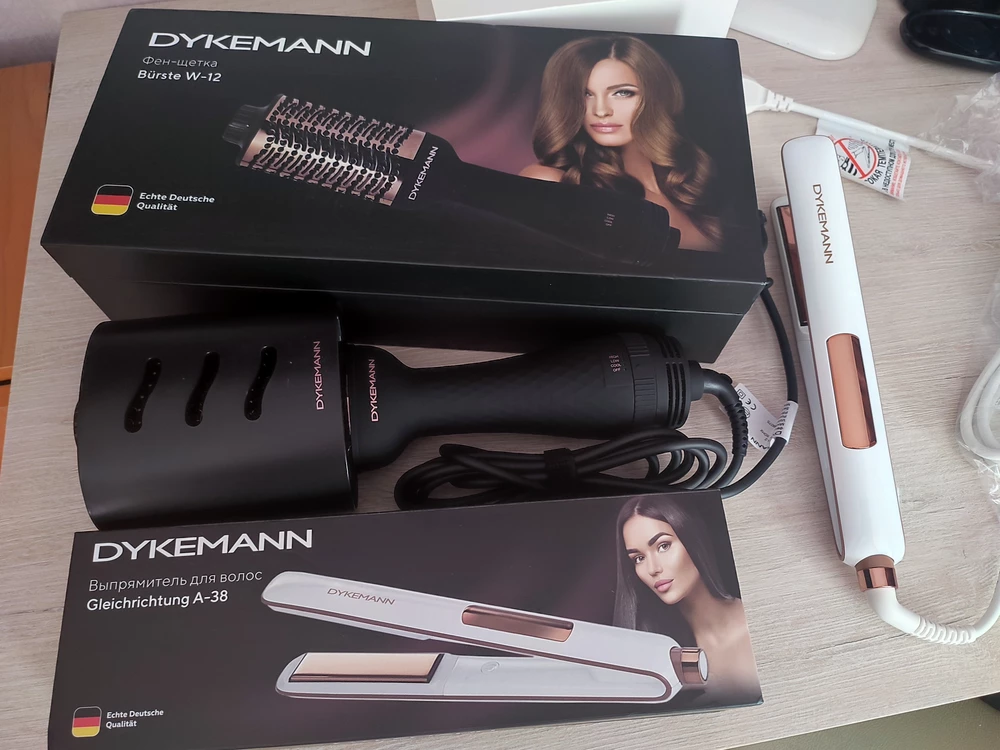 Купила фен-щетку и выпрямитель бренда   dykemann. Качество не сравнить с бюджетными аналогами. Титановое покрытие позволяет минимизировать вред для волос, фен легко скользит сквозь пряди, укладка получается идеальная. Ручка эргономичная, покрытие софт тач, в руке держать одно удовольствие. Ещё никогда укладка волос по утрам перед работой не была такой приятной. Надеюсь и фен -щётка и выпрямитель мне прослужат долго.