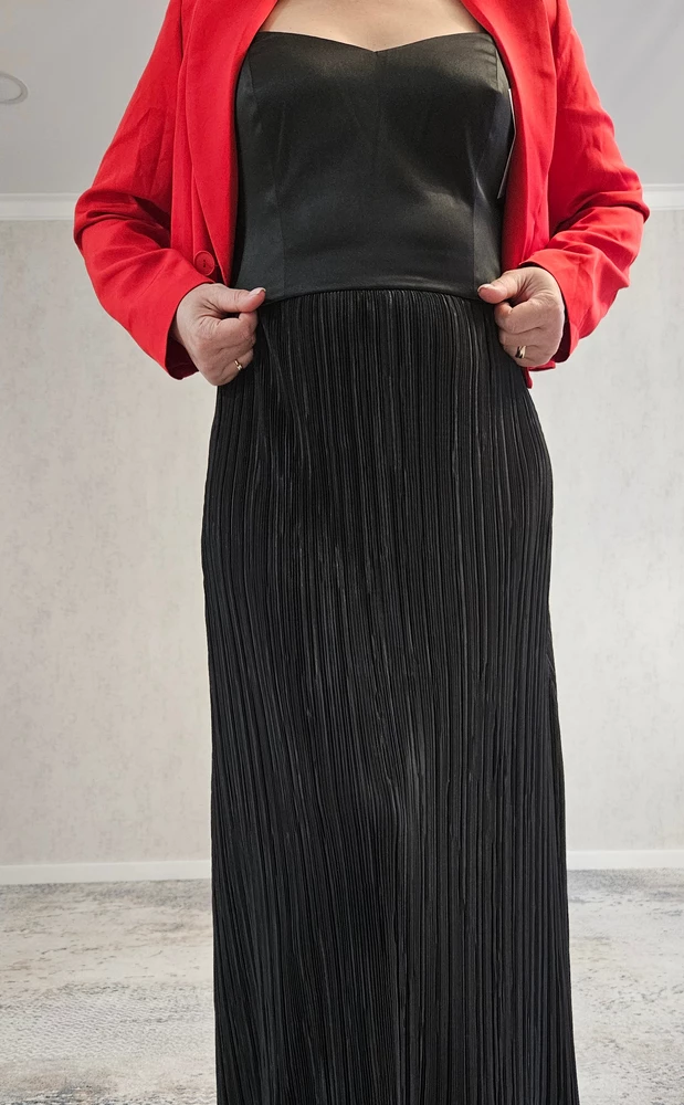 Укороченый, сшит аккуратно, размер соответствует, ткань после стирки без изменений.