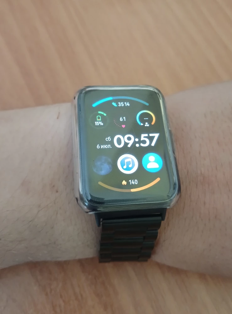 Подошёл на huawei fit 2 , нормально сидит