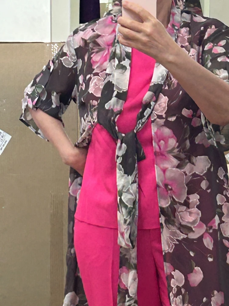 Очень качественный пошив, у меня это уже вторая вещь от данного бренда. Очень адекватная цена 5.5 тыс. руб. Свой размер 50, но уже наверное ближе к 52, сел свободно.