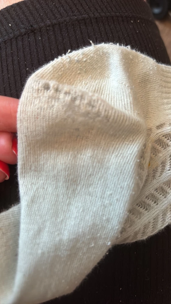 2 месяца назад покупала носки, одевала раза 3-4. Так быстро у меня носки еще не стирались до дыр.