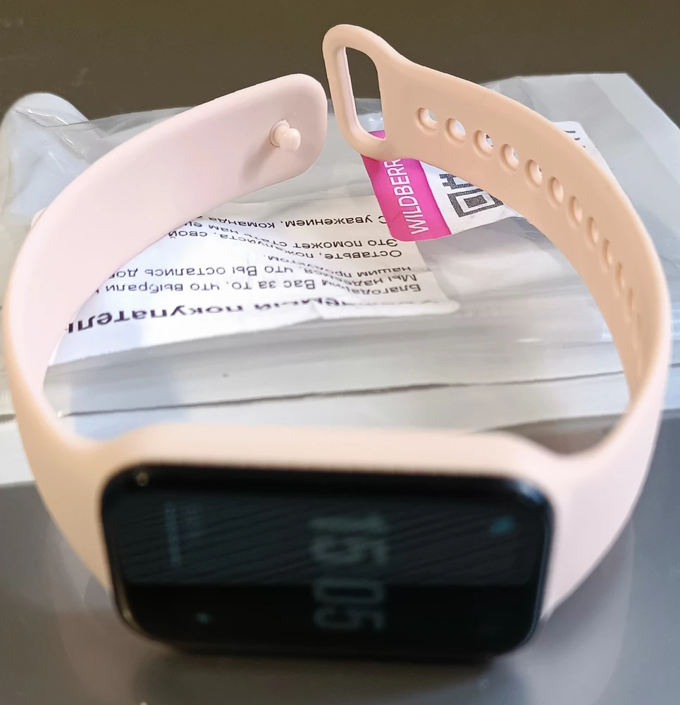 Спасибо, такой, как хотела, всё соответствует: цвет, размер(на Xiaomi Smart Band 8 Active) , кнопка в цвет ремешка (у других покупала кнопка на все ремешки была черной) , мягкий. 
Фото прикрепляю.
Доставка👍: в пакете с  Zip Lock замком,пакет сверху оклеен👍