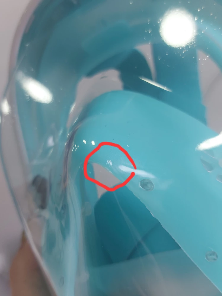 Блин как так то ,ребёнок так ждал. Прям посередине маски скол как будто специально чем то острым стукнули. Упаковывать в коробку наверное надо.