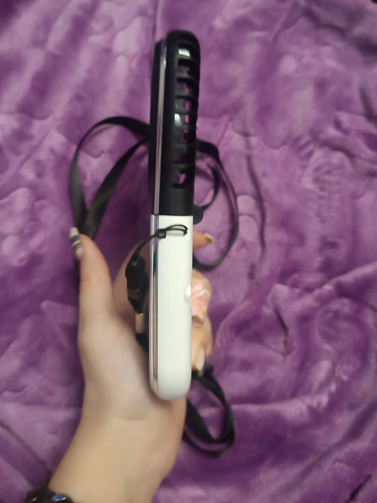 Отличный вентилятор! Хватает на несколько дней использования в транспорте. Очень удобно и по улице спокойно можно идти с обдуванием. Мне, как астматику, это оказалось идеальным устройством) раньше ходила с веером, теперь гораздо удобнее