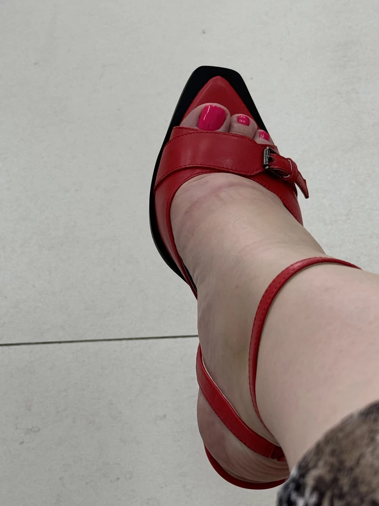 Бочонжки очень красивые, подойлут на ножку средней пллноты и лаже широкую, у меня стопа 25 , 5 см и нгсик получается  свободный Возможно это просто такая модель, мне так некомфотно, закащала дрвгие .  Спасибо любимый магазин!