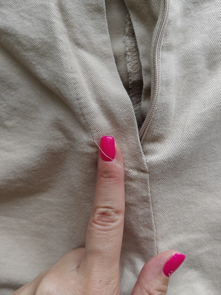 Пишу отзыв спустя 3 месяца. Шорты надевала максимум раз 5. В первый день у меня оторвались хлястики, причем все сразу, пришлось пришивать и нитки у них ползут. После второй носки разошлась ткань на подвороте штанины, это ладно там не видно в принципе. После третьей носки разошлась нитка на гульфике, где молния. Сегодня оторвалась пуговица😄 Модель немного отличается, не такая как на фото, шорты короче и ткань тоньше. Покупала шорты в конце марта около 1400 руб. Сейчас они вообще 2600 стоят. Не стоят своих денег. До этих шорт покупала такой же модели у этого продавца, только кожаные, вот они суперские. Эти какашка честно. Думаю пришло время их всё-таки выкинуть.