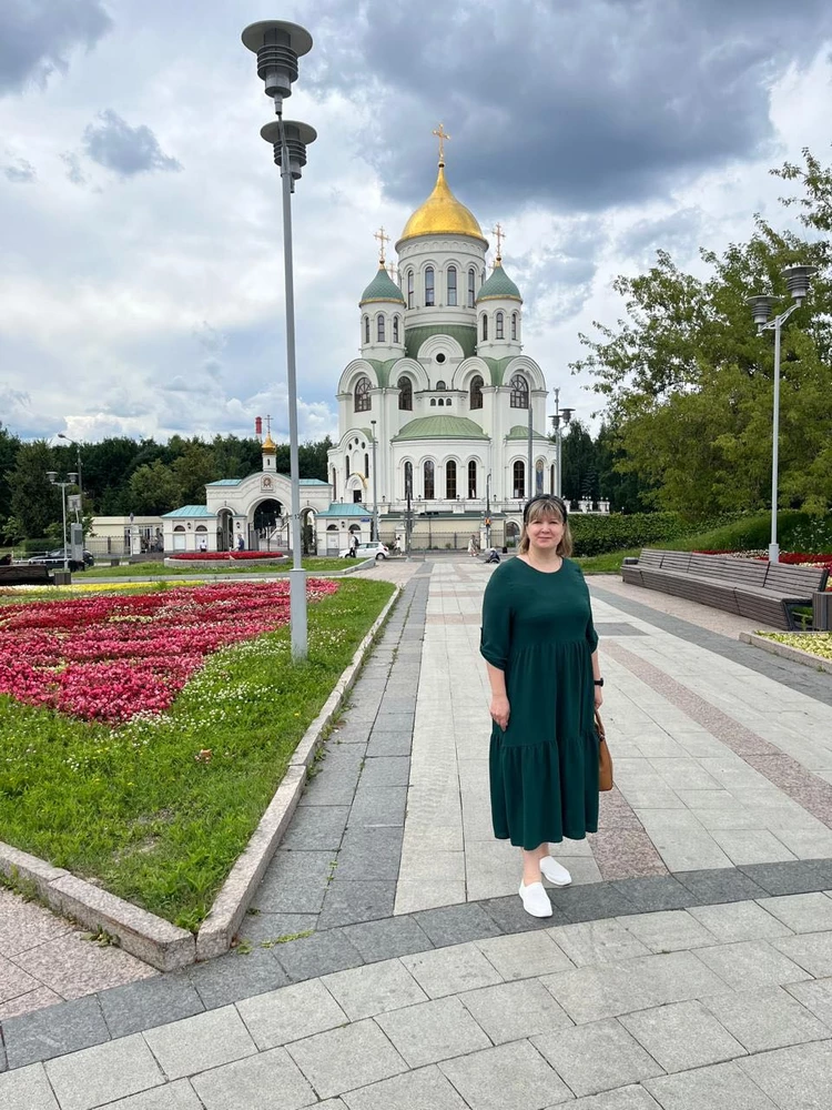 Самое любимое платье) синий очень красивый, глубокий; я купила эти платья в нескольких цветах; крой скрывает проблемные места у пышек)) не мнется, ношу и летом (легкое и не жаркое) и зимой - тоже здорово). На фото зеленый цвет, в синем еще не успела сфотографироваться) однозначно рекомендую и платье, и производителя - в сером цвете ношу уже больше 3 лет, и ему ничегошеньки, как новое. Постирал, быстро высохло, с вешалки взял и пошел)