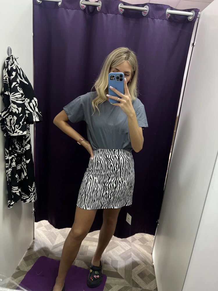 Юбка очень крутая,но я надеялась,что будет чуть длиньше🥺с моим ростом-180-выглядит,как будто я подстрел😀поэтому,отеаз🥺😭