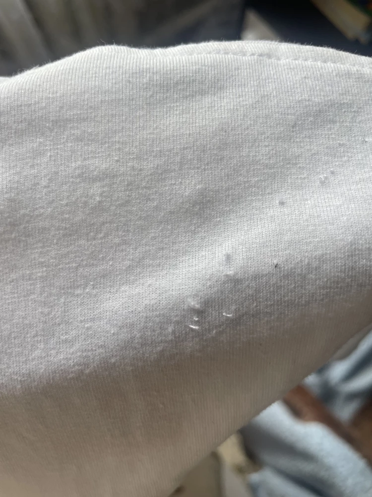 Сначала был восторг от этой футболки,принт огонь,качество как я думала тоже.Но после первой стирки футболка вся закаталась!Вылезли нитки!И теперь она выглядит как будто её уже носили… Очень жаль потраченых денег…