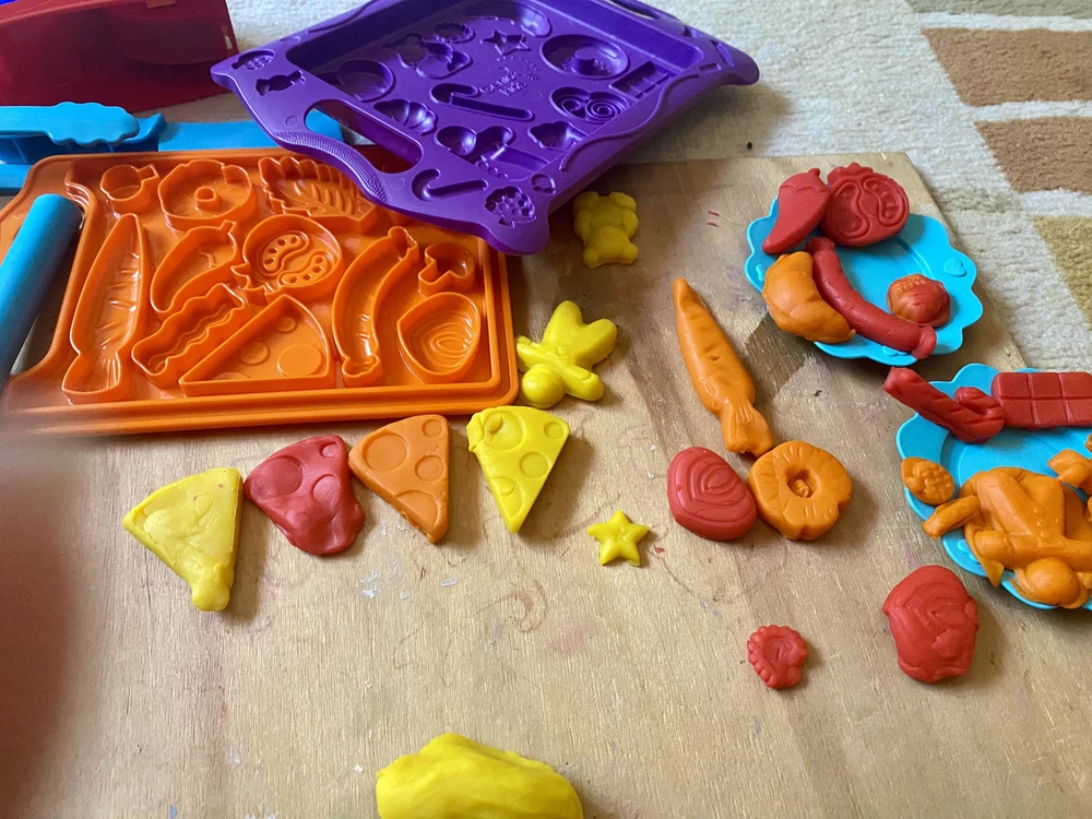 Тесто этой фирмы берем не в первый раз . Засыхает не быстро ,к рукам липнет только когда жарко. Формочки крутые ,ребенку 3.7 очень интересно .