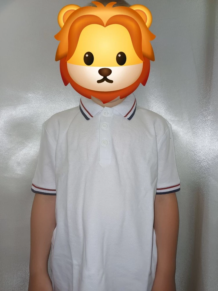 Материал футболки приятный, что делает её идеальной для активных игр и повседневной носки. Цвет белый универсальный, легко сочетается с различными брюками или шортами.