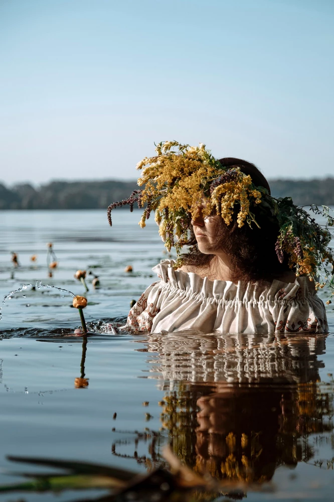 Хорошее платье. Брала для фотосессии, но теперь таскаю и в повседневной жизни. Пережило мое полоскание в реке, после этого благополучно отстиралось от грязи.