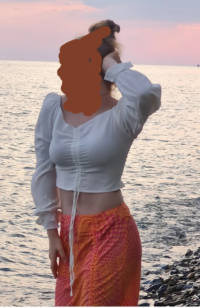 Замечательная кофточка. Швы ровные, всё сделано аккуратно.
на мои параметры об.г 96, об.т 68 подошёл размер М. Советую к покупке, на лето самый раз!