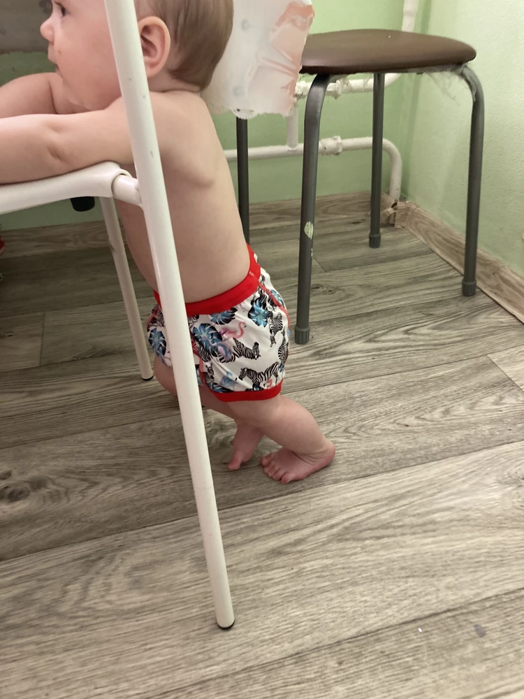 В трусах есть запас, а вот в резинке не очень. На 6 месяцев 7 кг большеваты. Но ткань приятная, пописы иногда держат, или слегла влажными становятся. Луж нет. Заказала в другом цвете. Рекомендую)