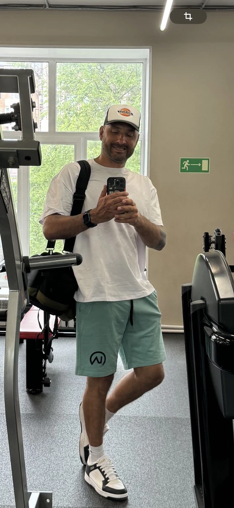 Хорошая синтетическая футболка. Тянется. Мой рост 189 вес 100