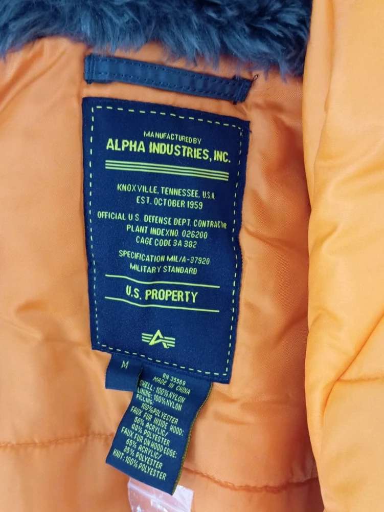 Заказал две куртки Alpha Industries темно синего цвета разных размеров.Прислали одну Alpha Industries и одну какую-то породию.Alpha Industries грязно-голубого цвета,но зато породию тёмно-синего цвета,ни какой фирменной упаковки.Весёлые работники в Alpharus Shop.Естейственно ВОЗВРАТ.