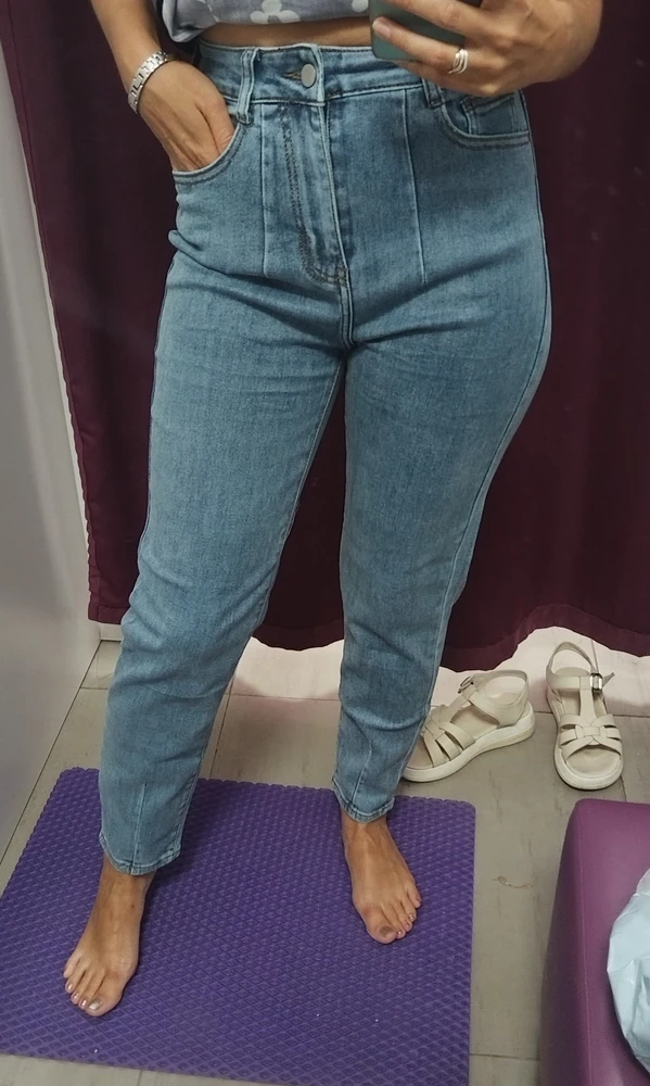 В целом модель неплохая, но мне ткань показалась не столько джинсой, сколько тянущийся хлопок. Но на лето, возможно, самое то.