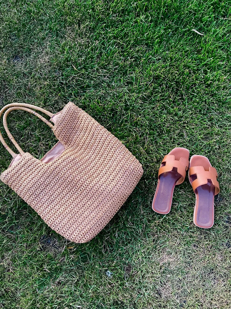 Самые замечательные летние шлепки! Под все подходят. Не натирают, не выпадаю из них. Просто чудесные.