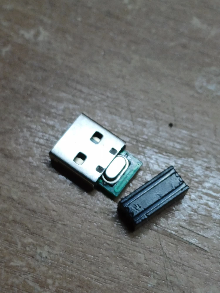 сломан корпус на usb, и сломано одно из креплений на самой клавиатуре из-за чего щель на корпусе