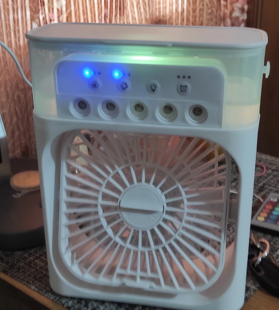 Работает хорошо. С распылителем влаги, особенно если охлаждённую воду налить, вообще классно.