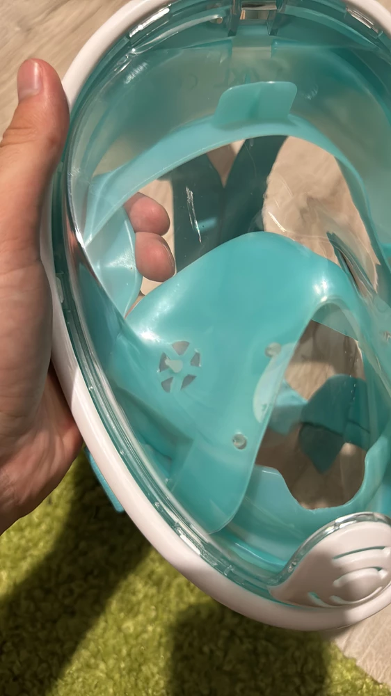 Приехало с царапиной на стекле с внтутренней стороны.