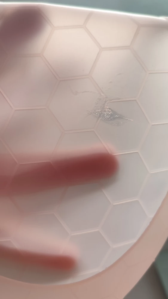 Есть дырочка на нагруднике. Не заметила в пв. Приятный на ощупь, тонкий, но вот этот нюанс не подпортил впечатления.