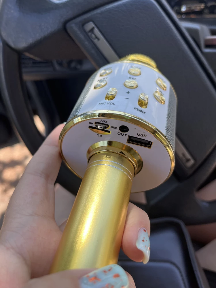 Ужасный микрофон, по звуку вообще ничего не слышно. После 1 зарядки в гнезде осталась зарядка. Не советую от слова совсем.