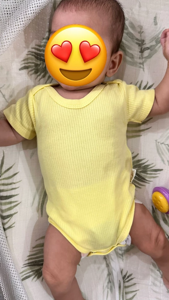 Классный боди,после 3-х стирок качество осталось прежнее,цвет не выцвел,катышки не появились,сам боди не сел.Нам 3 месяца,рост 63см,вес 5800,размер подошел идеально,как видите)Спасибо продавцу за качество