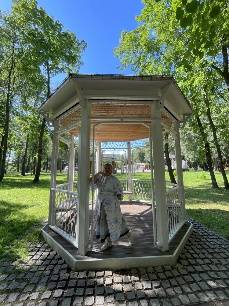 Пишу с акк.супруга. Кимоно понравилось, как сидит ❤️Учитывая, что я дама достаточно пышная. Основное для меня- это комфорт при носке, здесь все без нареканий. Взгляды платье однозначно притягивает 🤗