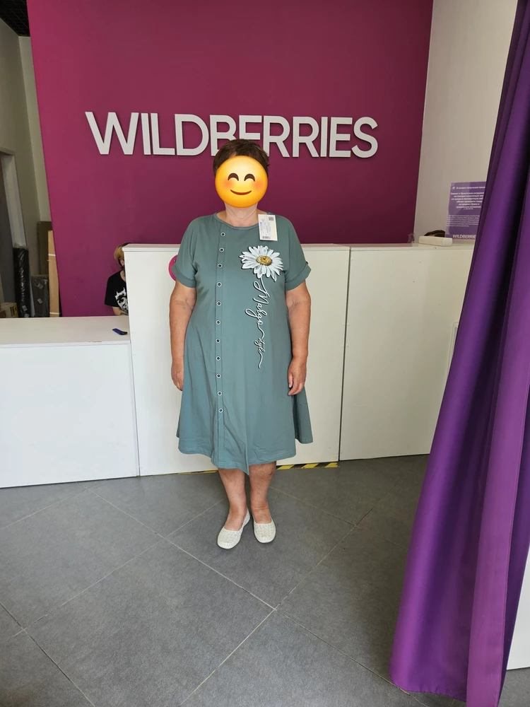 Милое платье, качество нормальное, есть торчащие нитки,но не критично, можно взять на юг, на пляж. Можно дома ходить, простенькое. Мама предпочла другое, отказались.