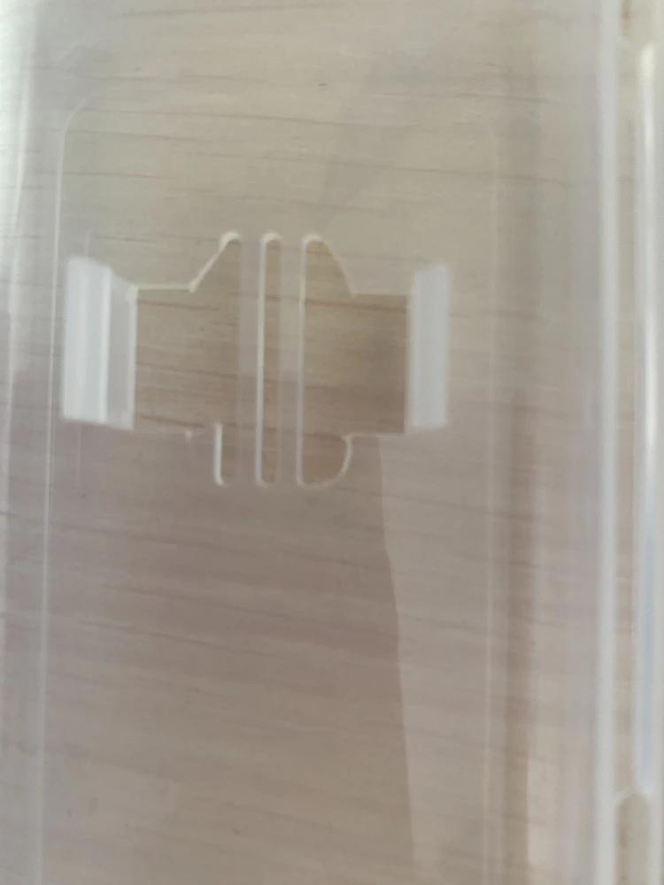 Пластик хрупкий. Упал и сразу раскололся. Обидно. Даже не попрльзовались. Только успела убрать в чехол зубные щетки и он случайно упал. Внутри все крепления отвалились.