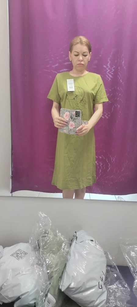 Ткань приятная, пошито качественно. Для дома очень хорошая вещь! Правда ожидала, что будет короче. На мой рост 150 вот так смотрится. Жаль размера меньше не было, но ни чего, как домашнее платье отлично!