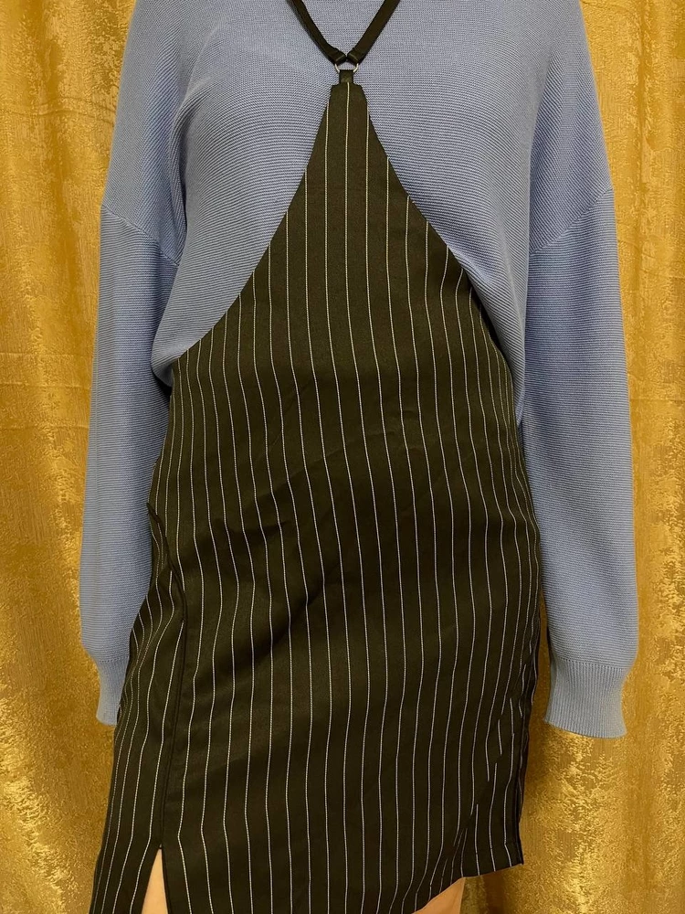 Необычная юбка, выглядит красиво и смотрится хорошо. Вертикальная полоска добавляет в росте, классные небольшие разрезы по краям